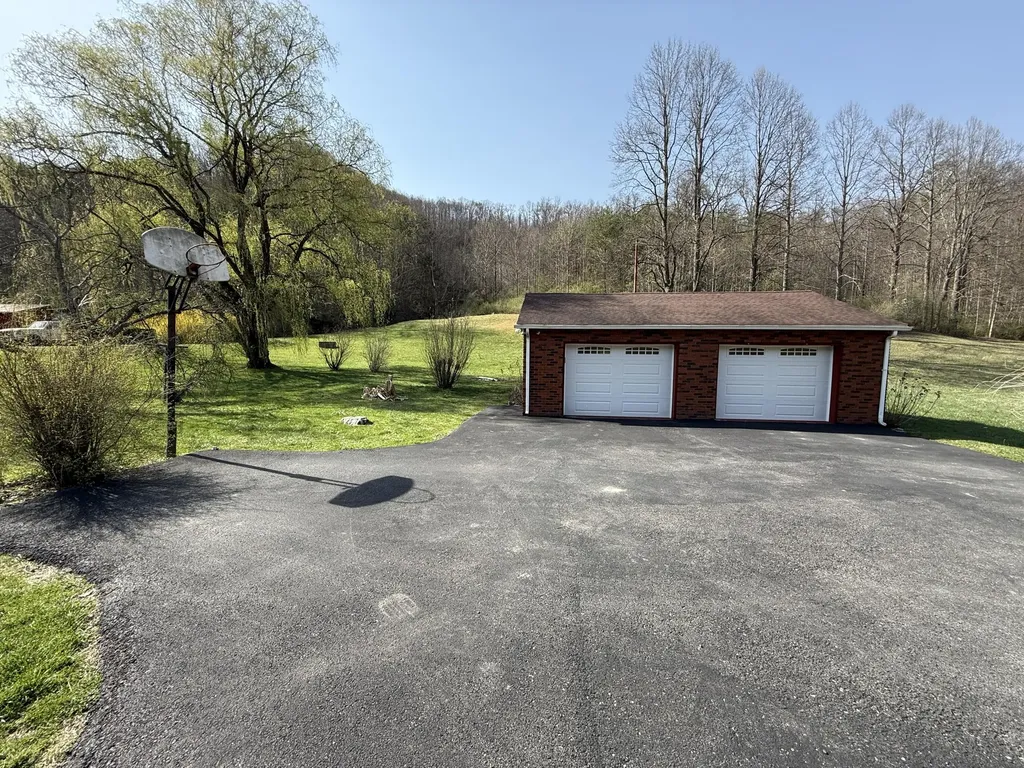2572 State Highway 806 Eolia KY 40826