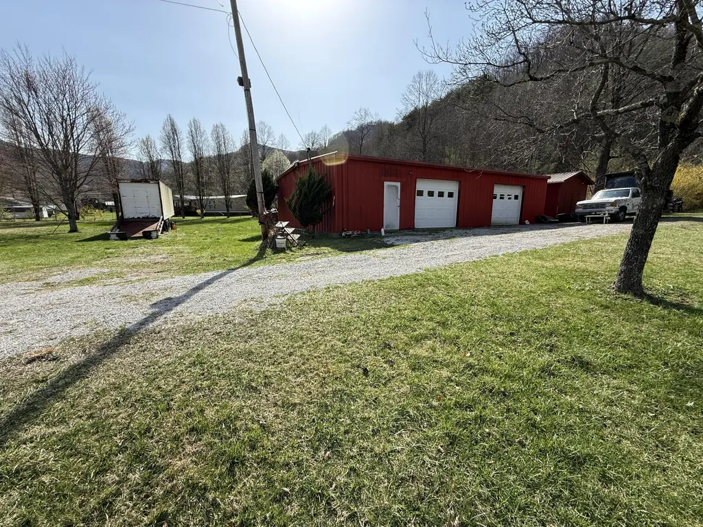 2572 State Highway 806 Eolia KY 40826