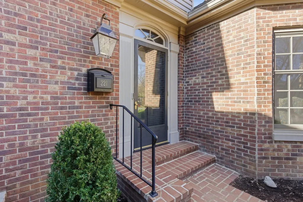 221 Holiday Road Lexington KY 40502