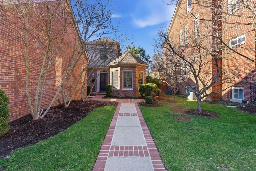 221 Holiday Road Lexington KY 40502