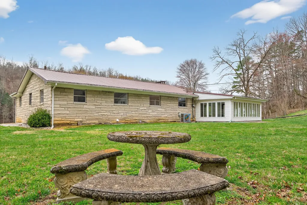8076 Ky-638 Manchester KY 40962