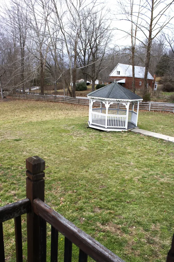 2864 Scrubgrass Road Gravel Switch KY 40328