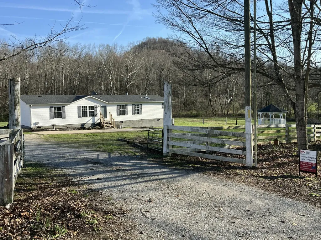 2864 Scrubgrass Road Gravel Switch KY 40328