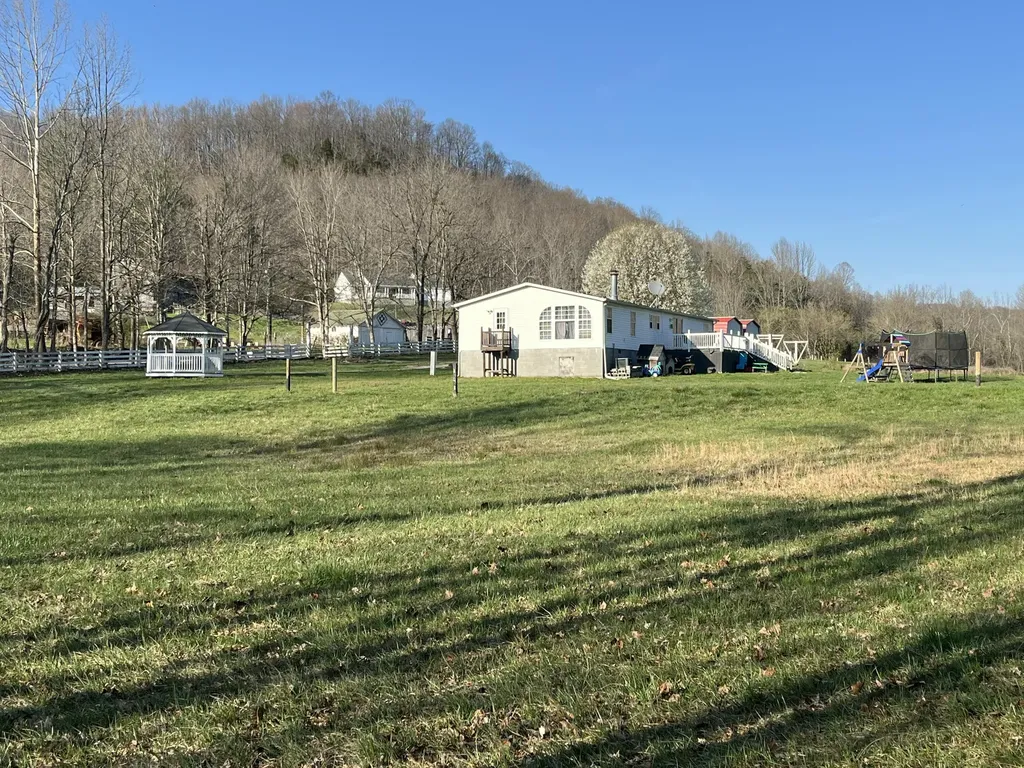 2864 Scrubgrass Road Gravel Switch KY 40328