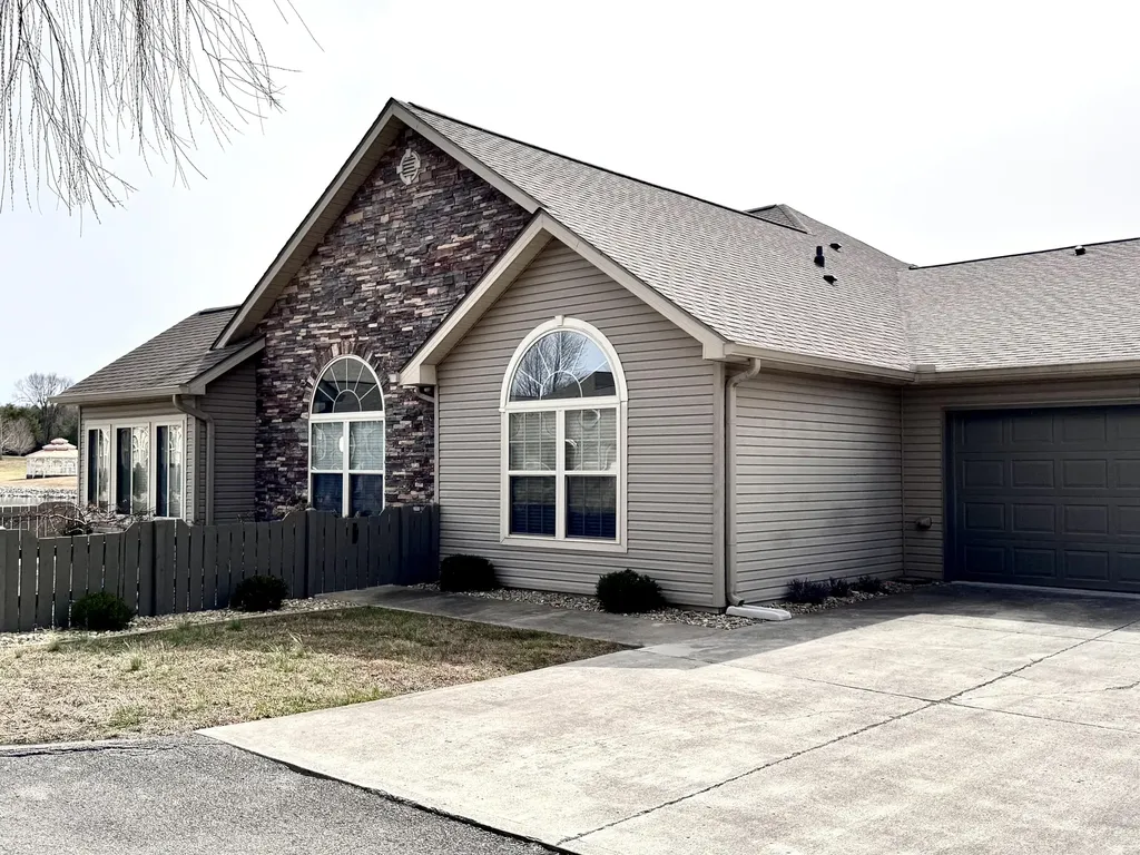 433 Deer Lake Place Bronston KY 42518