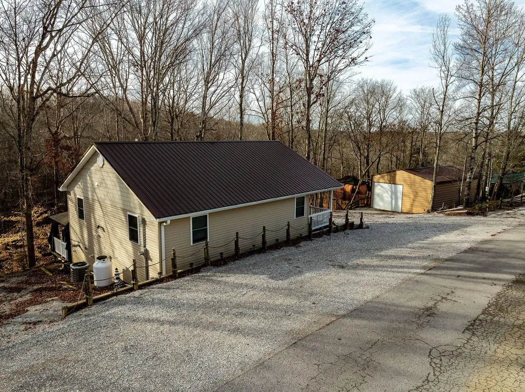 81 White Oak Lane Monticello KY 42633