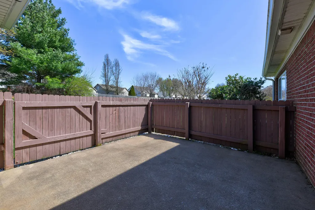 832 Garden Pointe Drive Simpsonville KY 40067