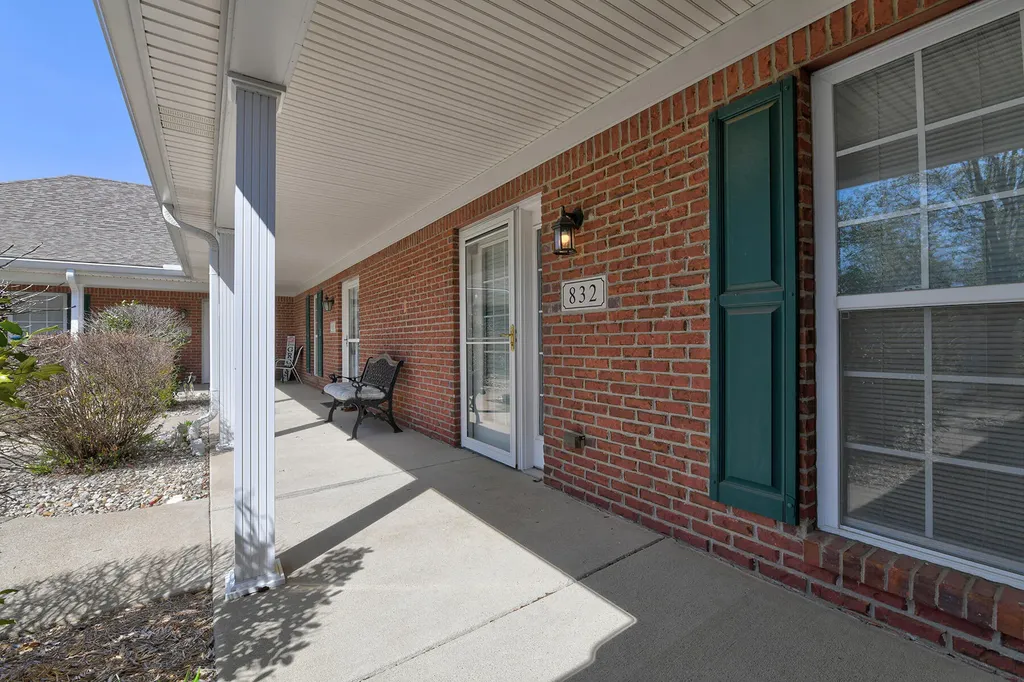 832 Garden Pointe Drive Simpsonville KY 40067