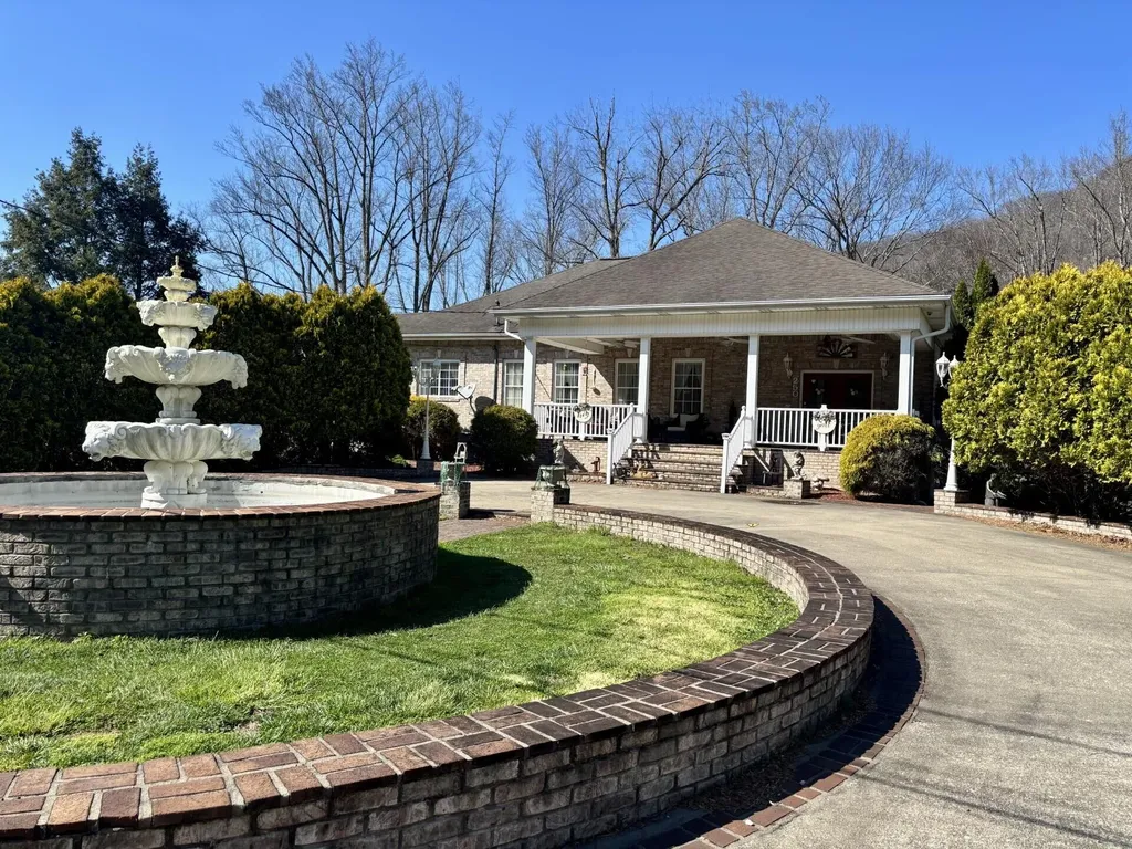 250 Hill Place Road Benham KY 40807