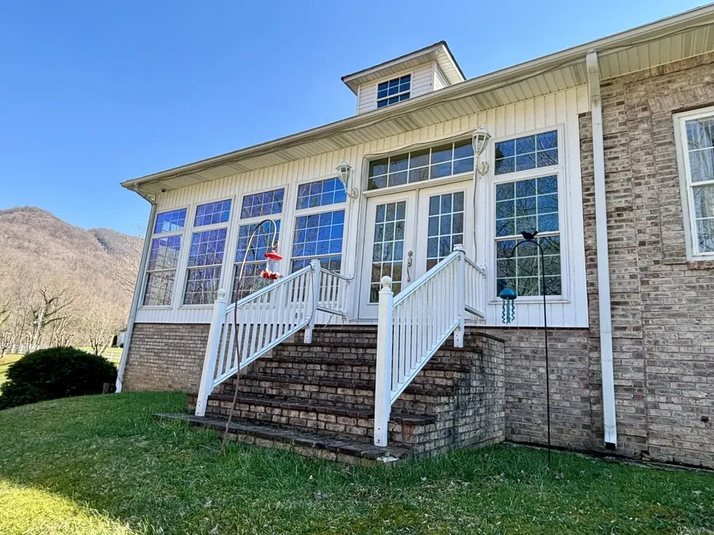 250 Hill Place Road Benham KY 40807