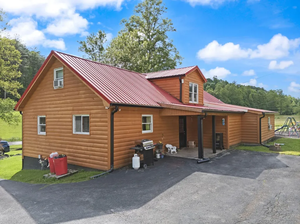 939 Bear Pen Creek Road Campton KY 41301