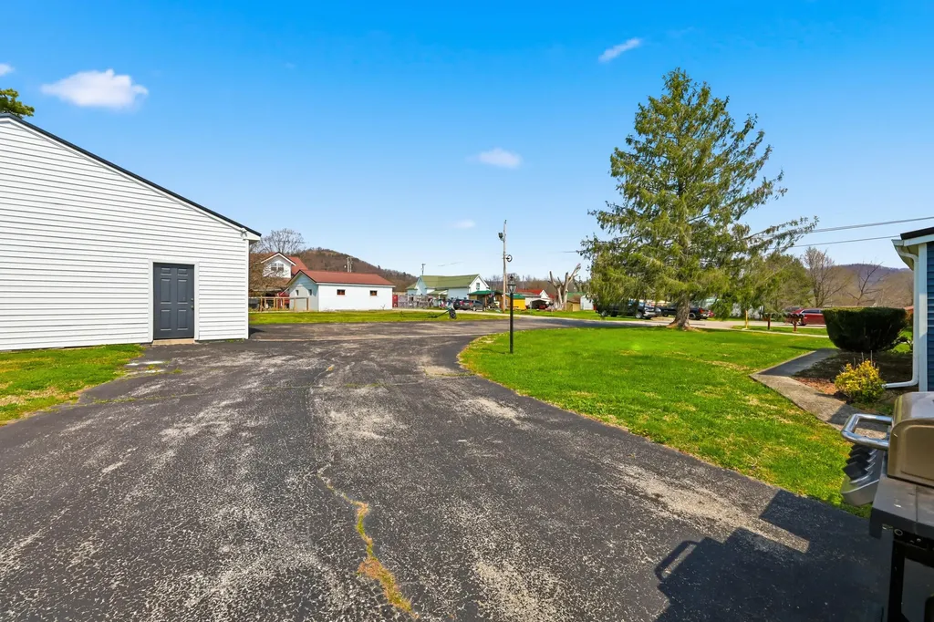 75 Reese Street Irvine KY 40336
