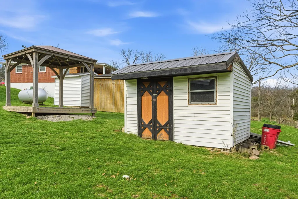 1337 Beaver Lake Road Lawrenceburg KY 40342