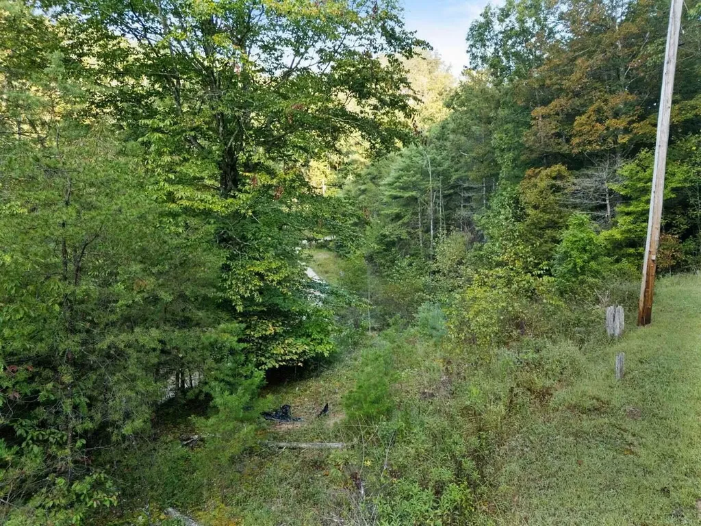 9999 Deer Track Road Beattyville KY 41311