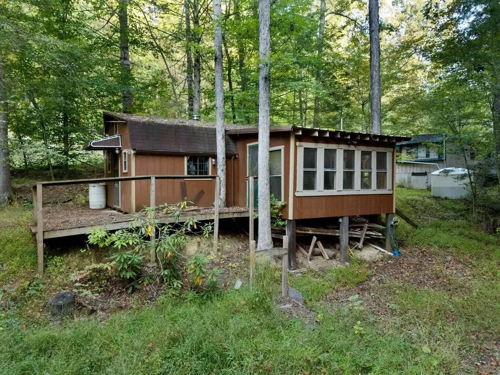 9999 Deer Track Road Beattyville KY 41311