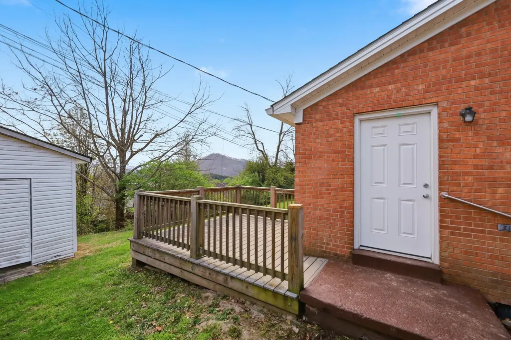 21 Raintree Court Irvine KY 40336