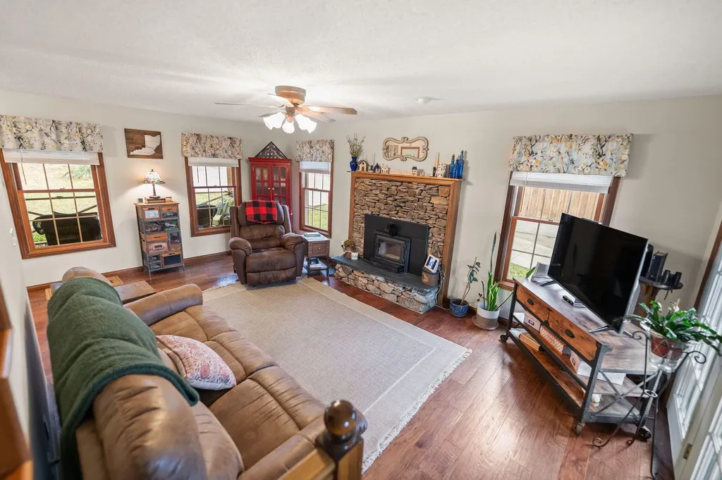 22 Tranquility Place Burnside KY 42519