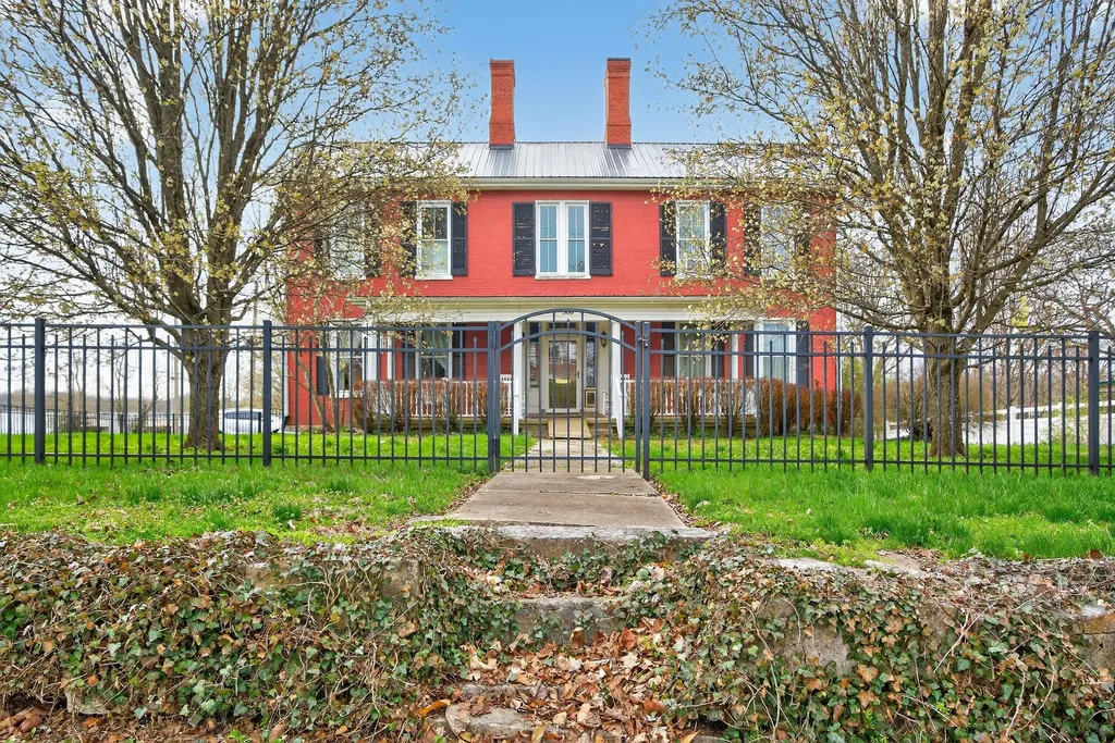366 E Lexington Street Harrodsburg KY 40330