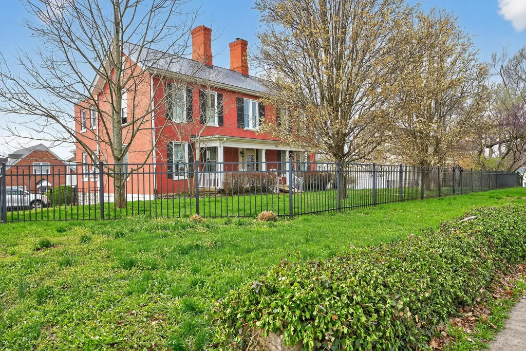 366 E Lexington Street Harrodsburg KY 40330