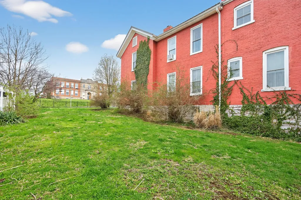 366 E Lexington Street Harrodsburg KY 40330