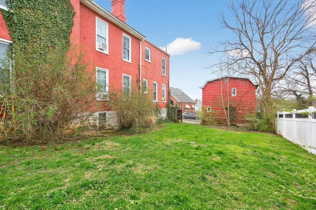 366 E Lexington Street Harrodsburg KY 40330