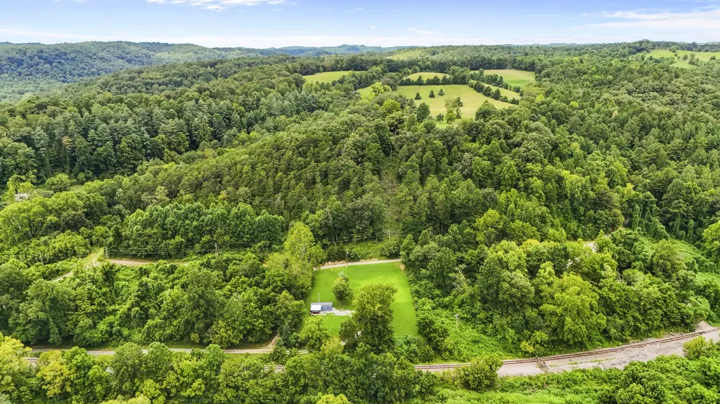 90 Railroad Lock Loop Beattyville KY 41311