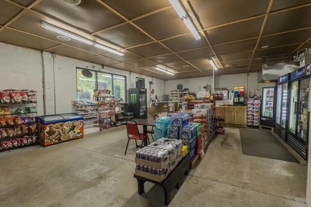 8249 Us Highway 119 Calvin KY 40813