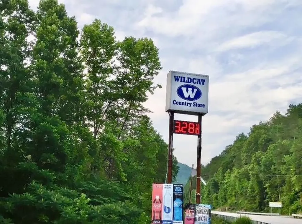 8249 Us Highway 119 Calvin KY 40813