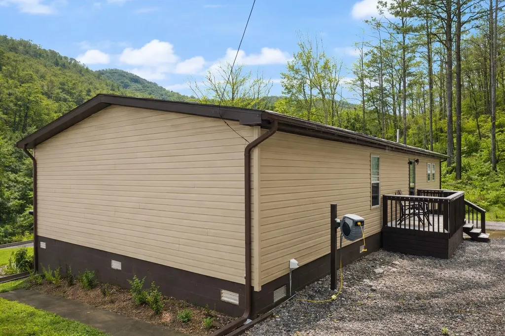 20 Tan Trough Hollow Road Evarts KY 40828