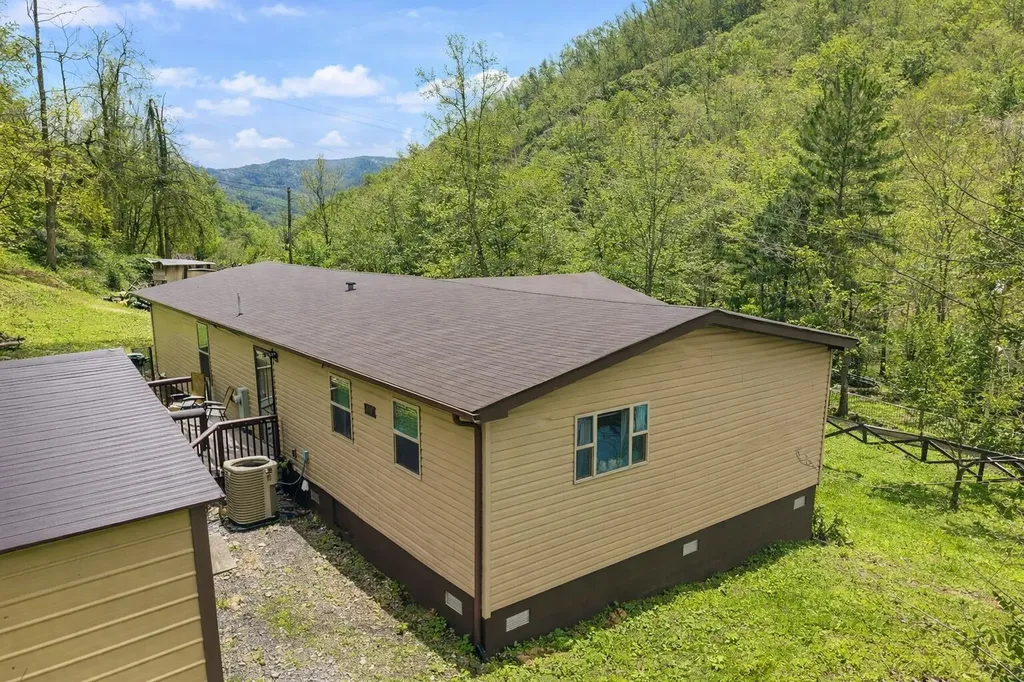 20 Tan Trough Hollow Road Evarts KY 40828