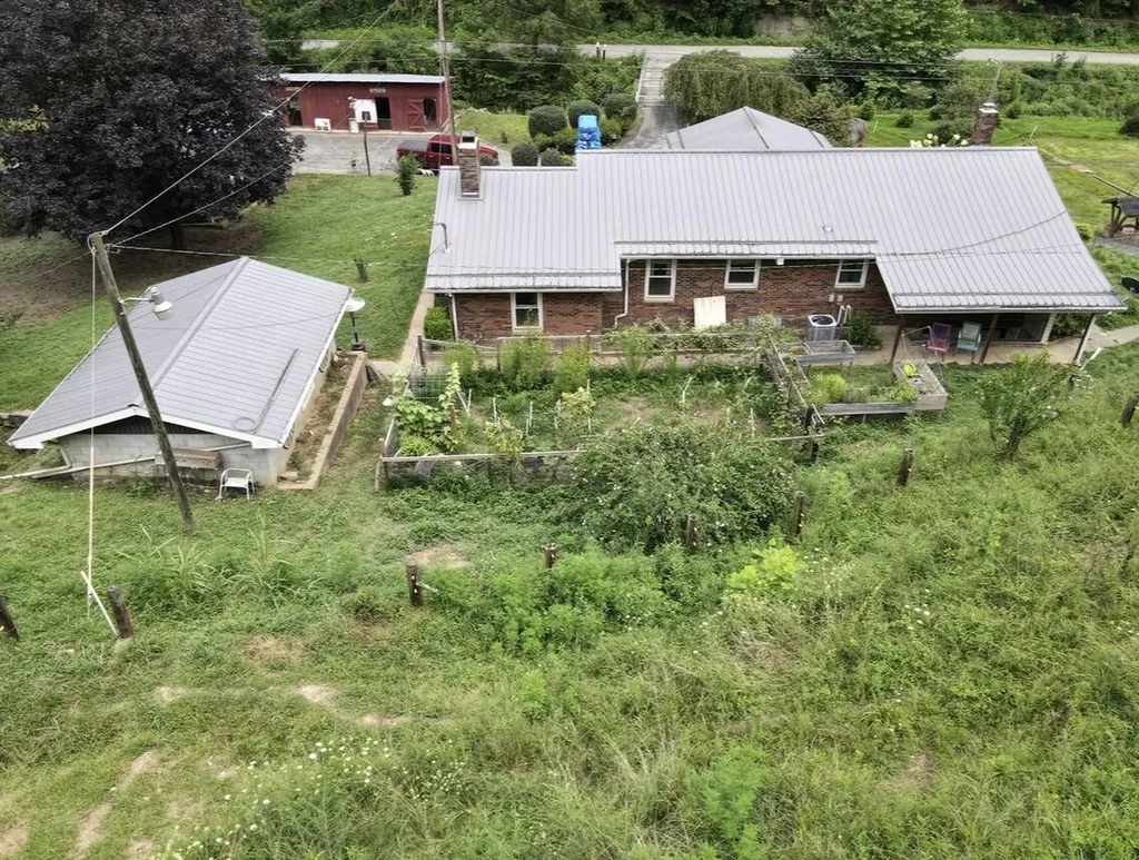 1267 Lower Taulbee Fork Road Vancleve KY 41385