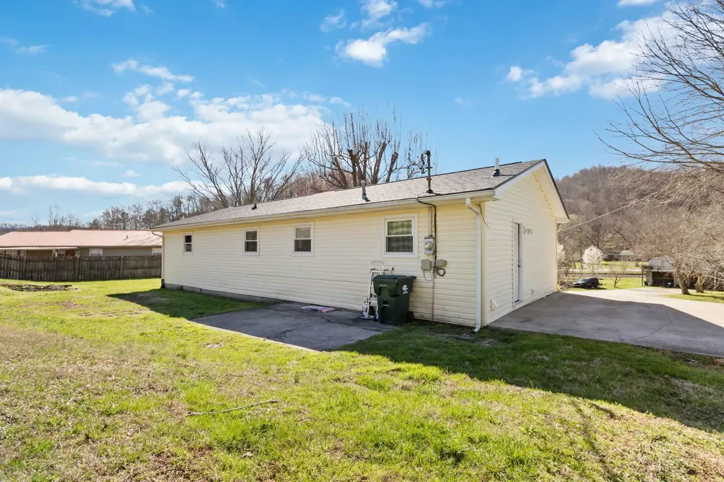 41 Valentine Branch Road Cannon KY 40923