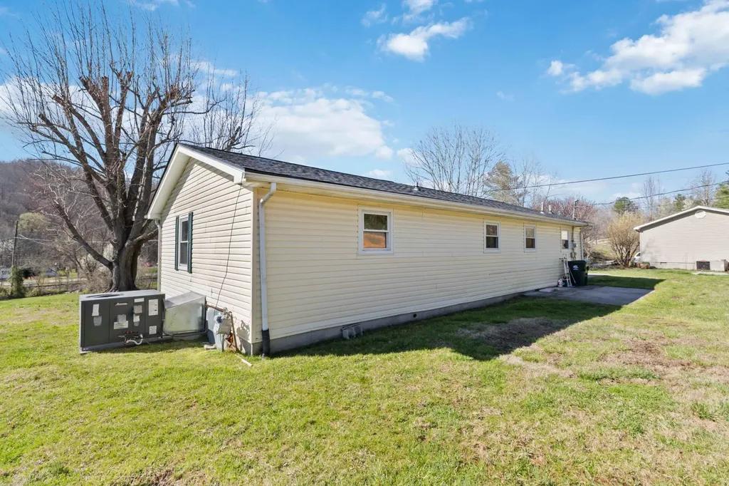 41 Valentine Branch Road Cannon KY 40923