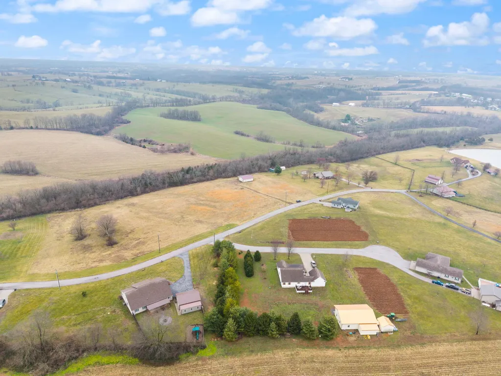 433 Lake View Road Ewing KY 41039