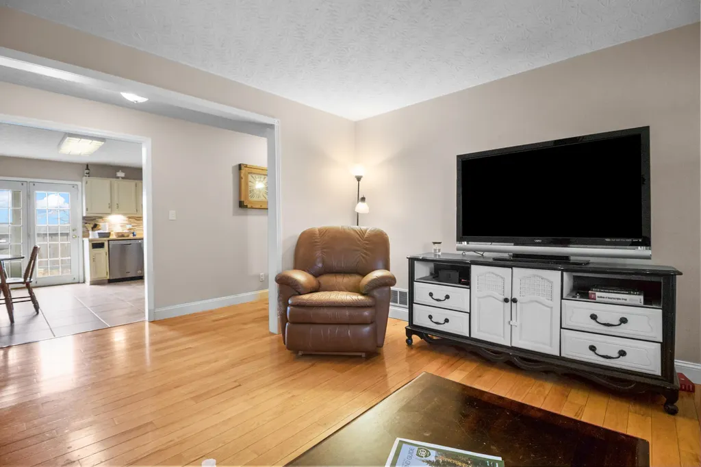 1484 W Pine Hill Road London KY 40744