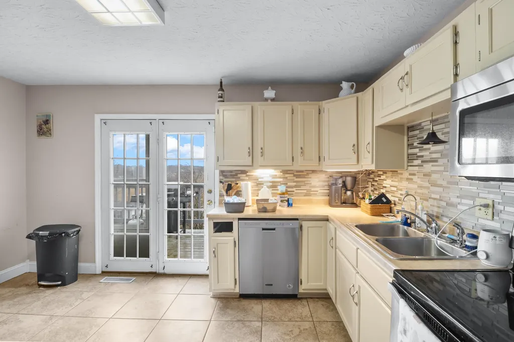 1484 W Pine Hill Road London KY 40744