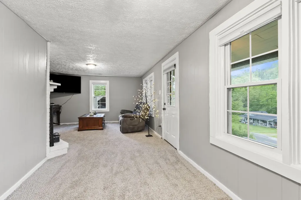 11 Congleton Hollow Road Mckee KY 40447