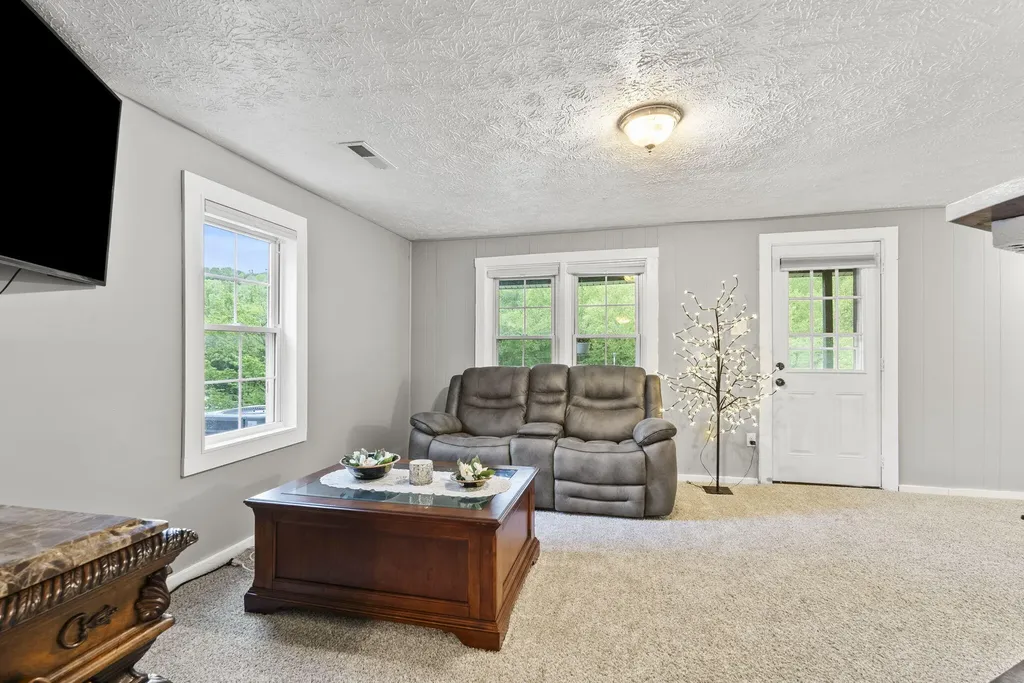 11 Congleton Hollow Road Mckee KY 40447