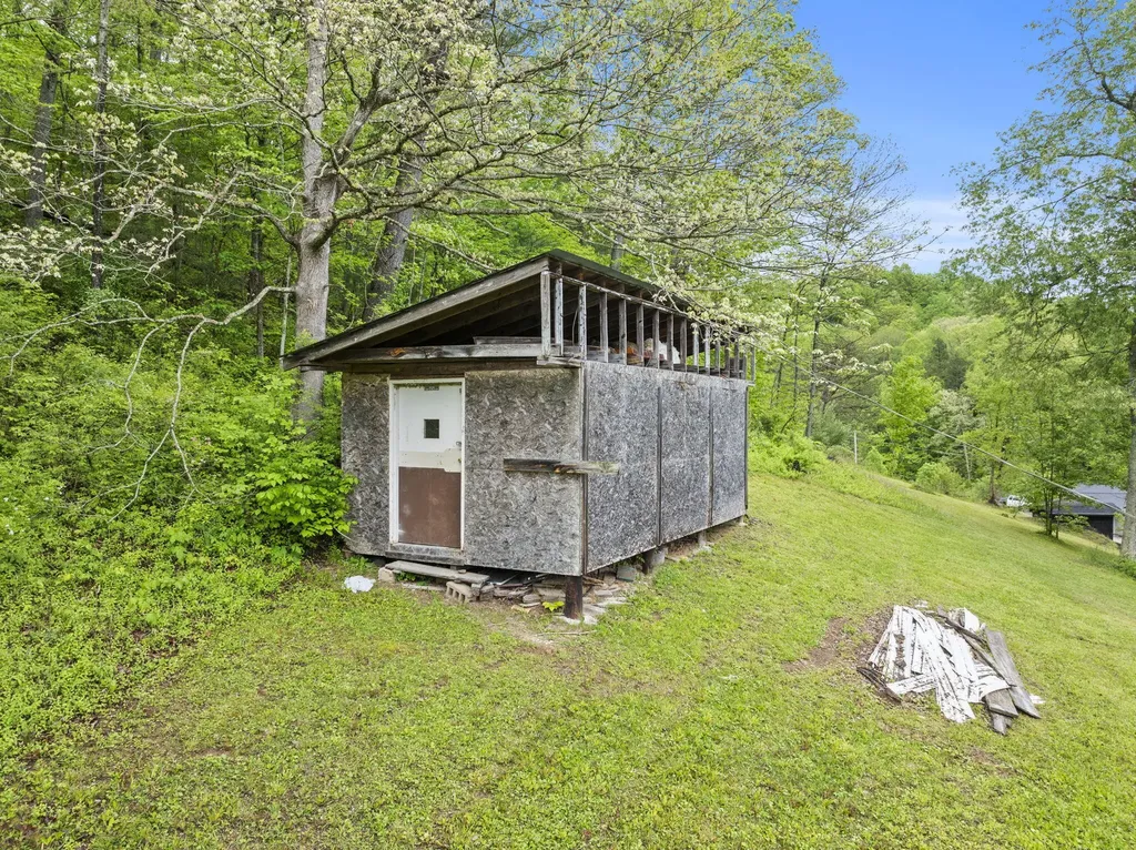 11 Congleton Hollow Road Mckee KY 40447