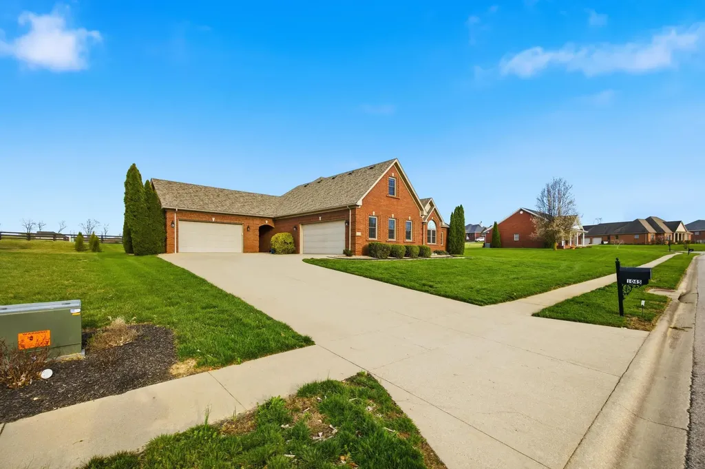 1045 Scenic Garden Lawrenceburg KY 40342