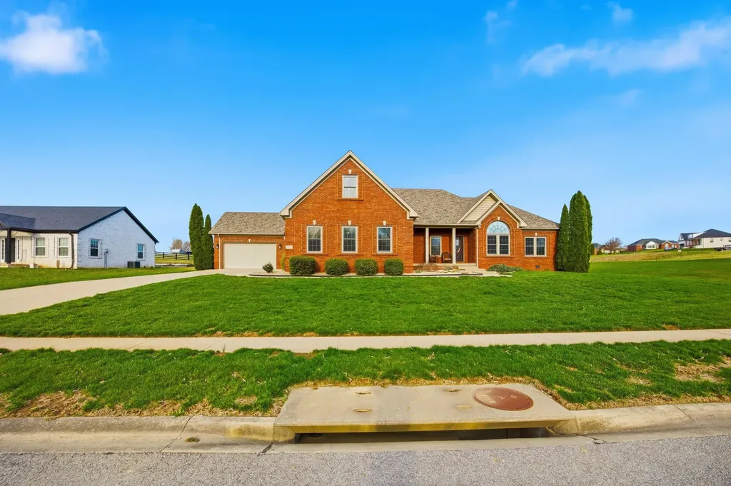 1045 Scenic Garden Lawrenceburg KY 40342