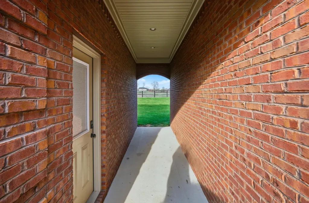 1045 Scenic Garden Lawrenceburg KY 40342