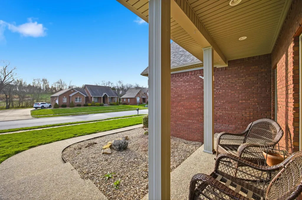 1045 Scenic Garden Lawrenceburg KY 40342