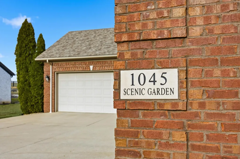 1045 Scenic Garden Lawrenceburg KY 40342