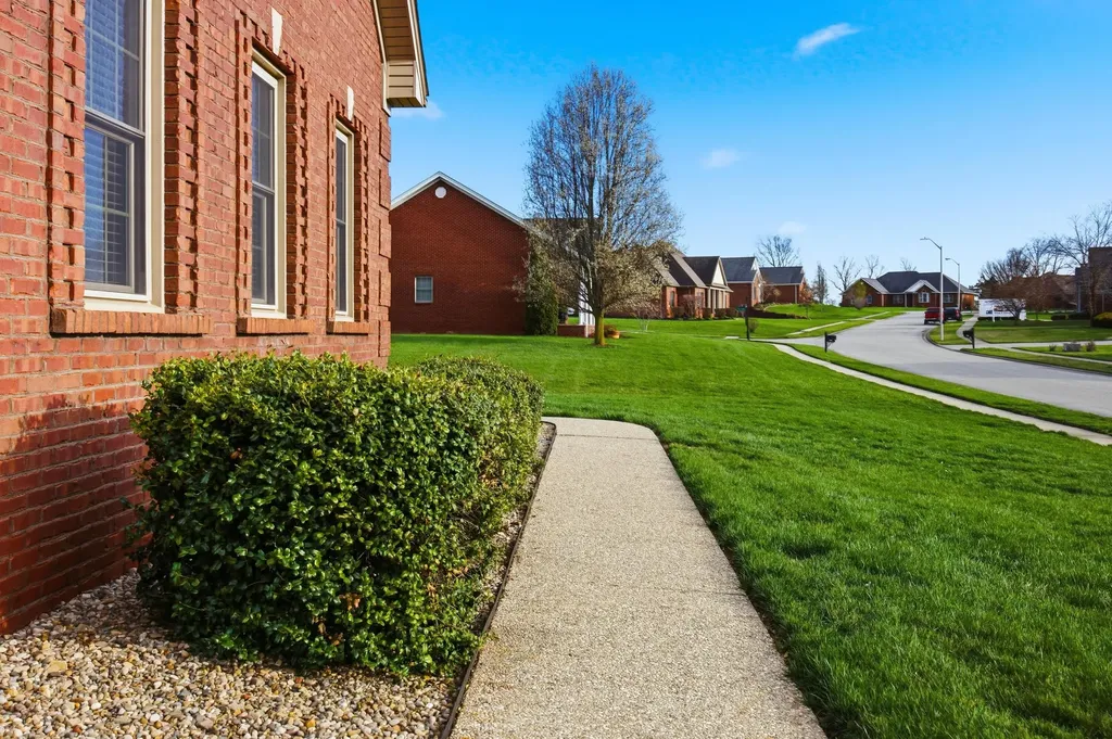 1045 Scenic Garden Lawrenceburg KY 40342