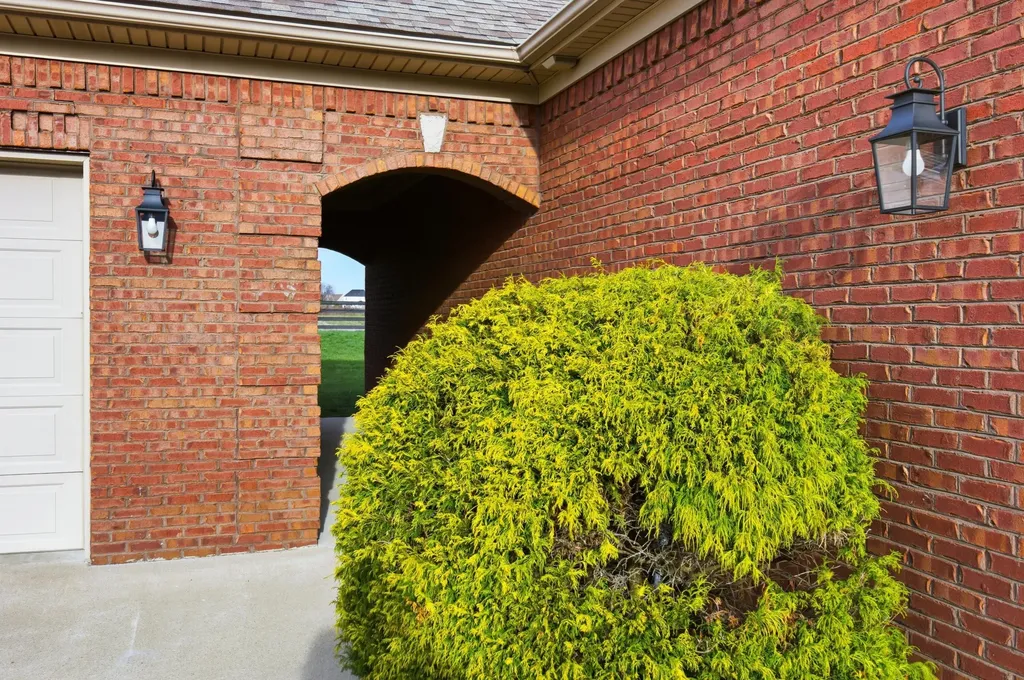1045 Scenic Garden Lawrenceburg KY 40342