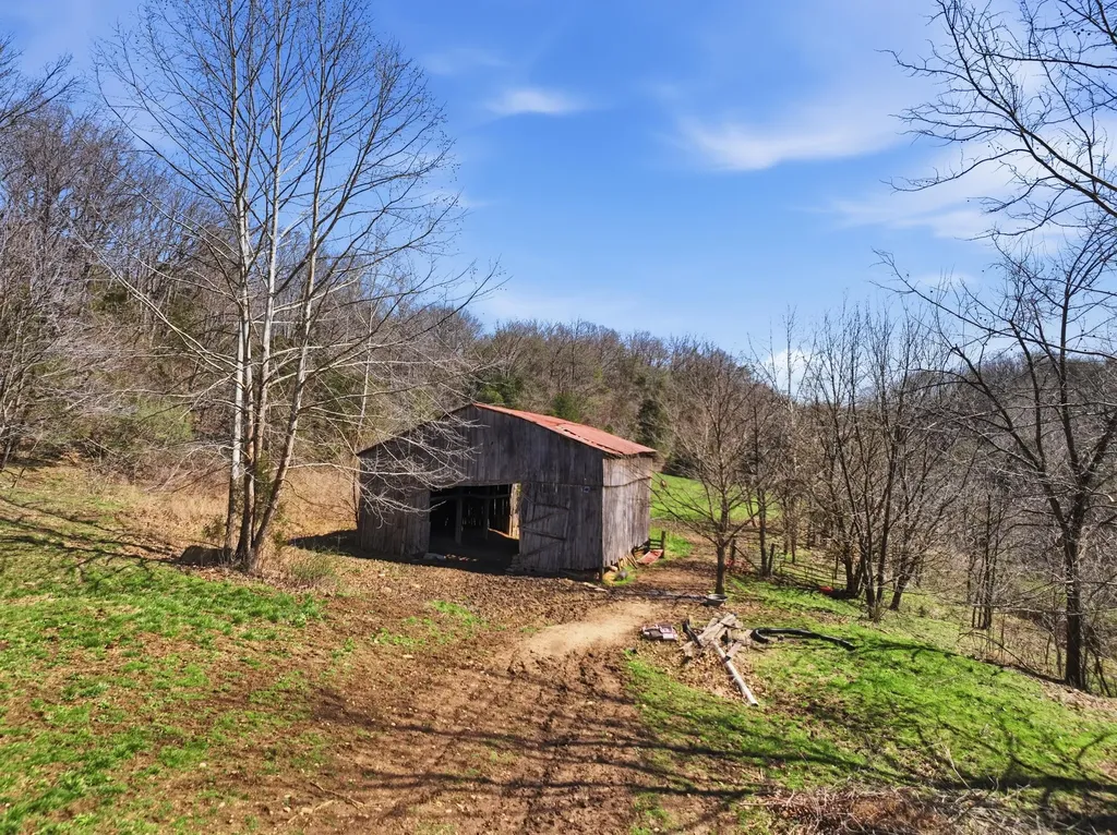 9098 Winchester Road Irvine KY 40336