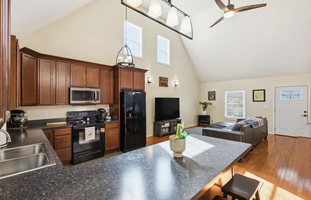 9098 Winchester Road Irvine KY 40336