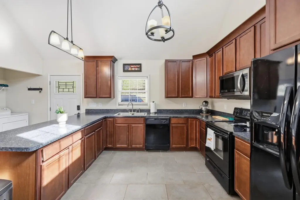 9098 Winchester Road Irvine KY 40336