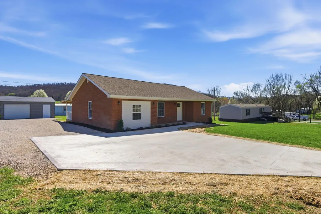 189 Scarlets Way Bronston KY 42518